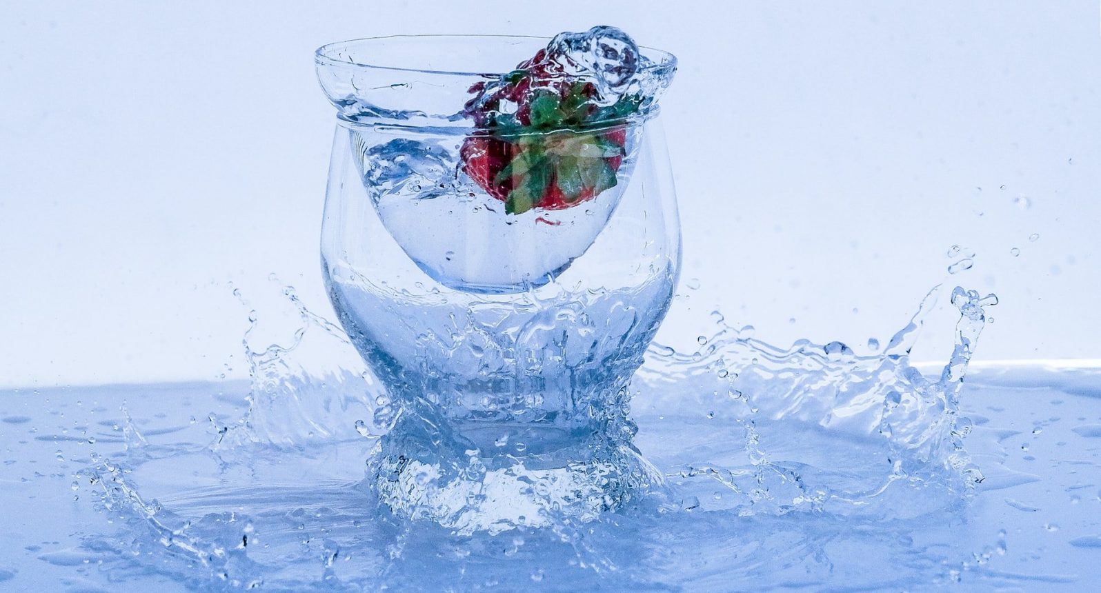Ile wody dziennie powinniśmy wypijać? Sposoby na wypijanie odpowiedniej ilości płynów.