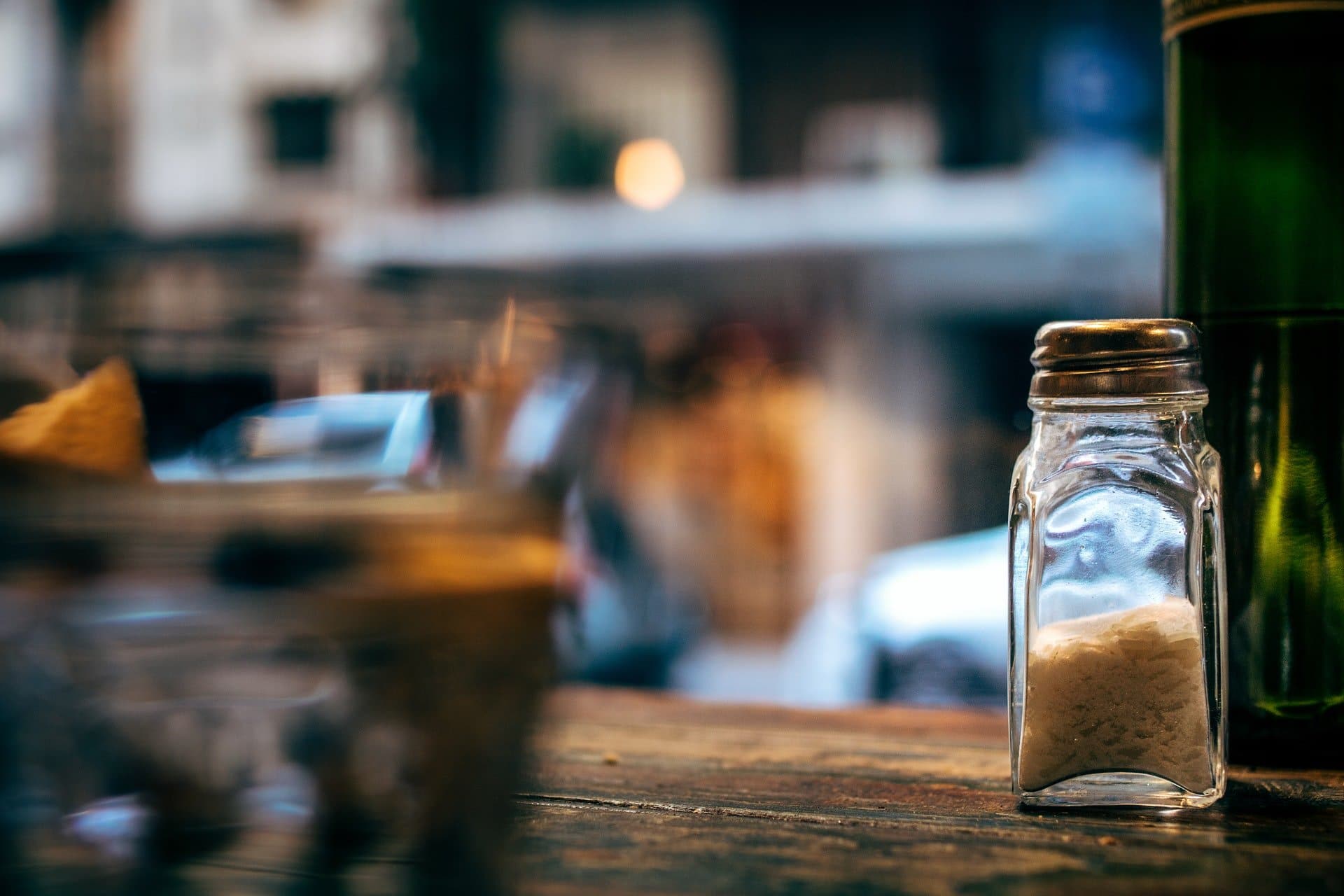 Jak jeść mniej soli? Sól w żywności – w czym jest najwięcej soli?