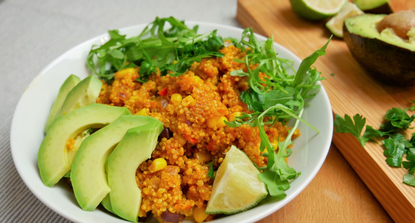 Komosa ryżowa przepis z kuchni Dietly - Komosa po meksykańsku z fasolą, awokado i kukurydzą