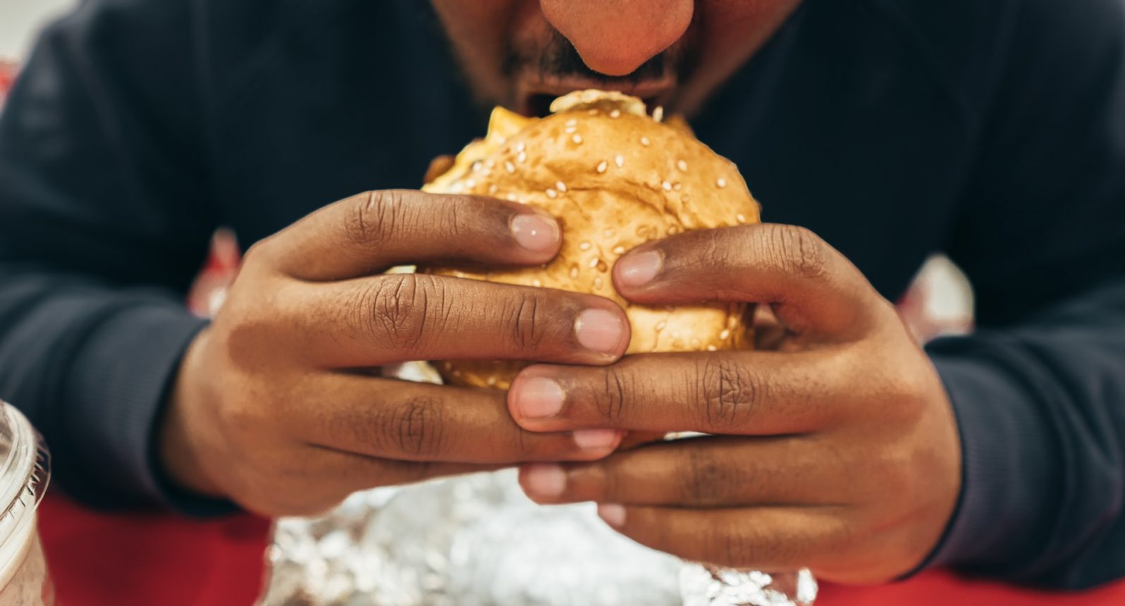 Czy uzależnienie od jedzenia istnieje? Czym jest jedzenioholizm, jak go rozpoznać oraz jak sobie z nim radzić.