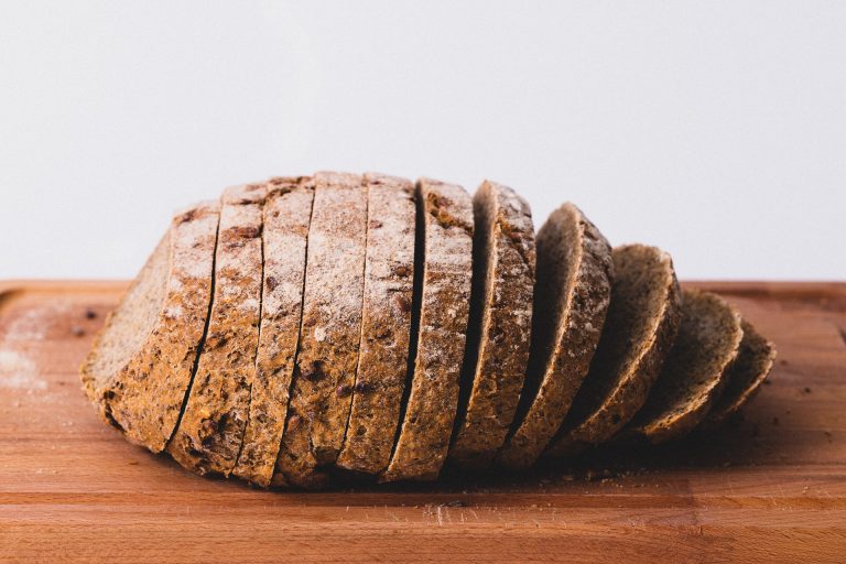 Dlaczego ciemny chleb jest lepszy od jasnego?