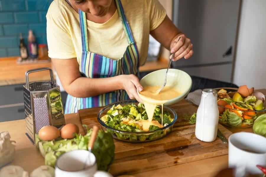 Kobieta przygotowuje brokuły na obiad