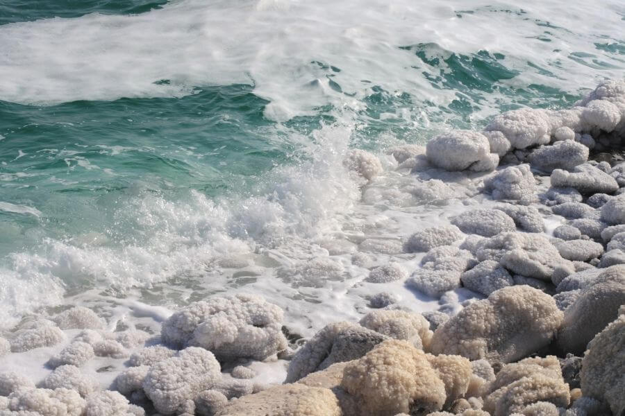 brzeg Morza Martwego obmywany przez falę