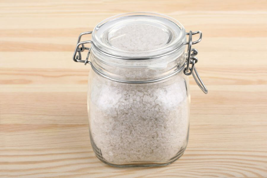 sól morska w szczelnie zamkniętym słoiku